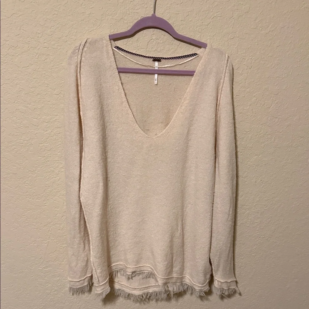 Free People Cream V-Neck Lightweight Fringe Hem Top boho oversized size m